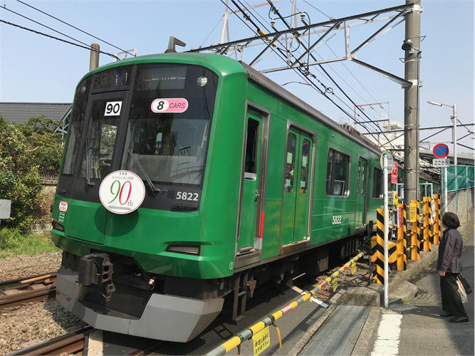 白幡上町を走る東急線青ガエル9